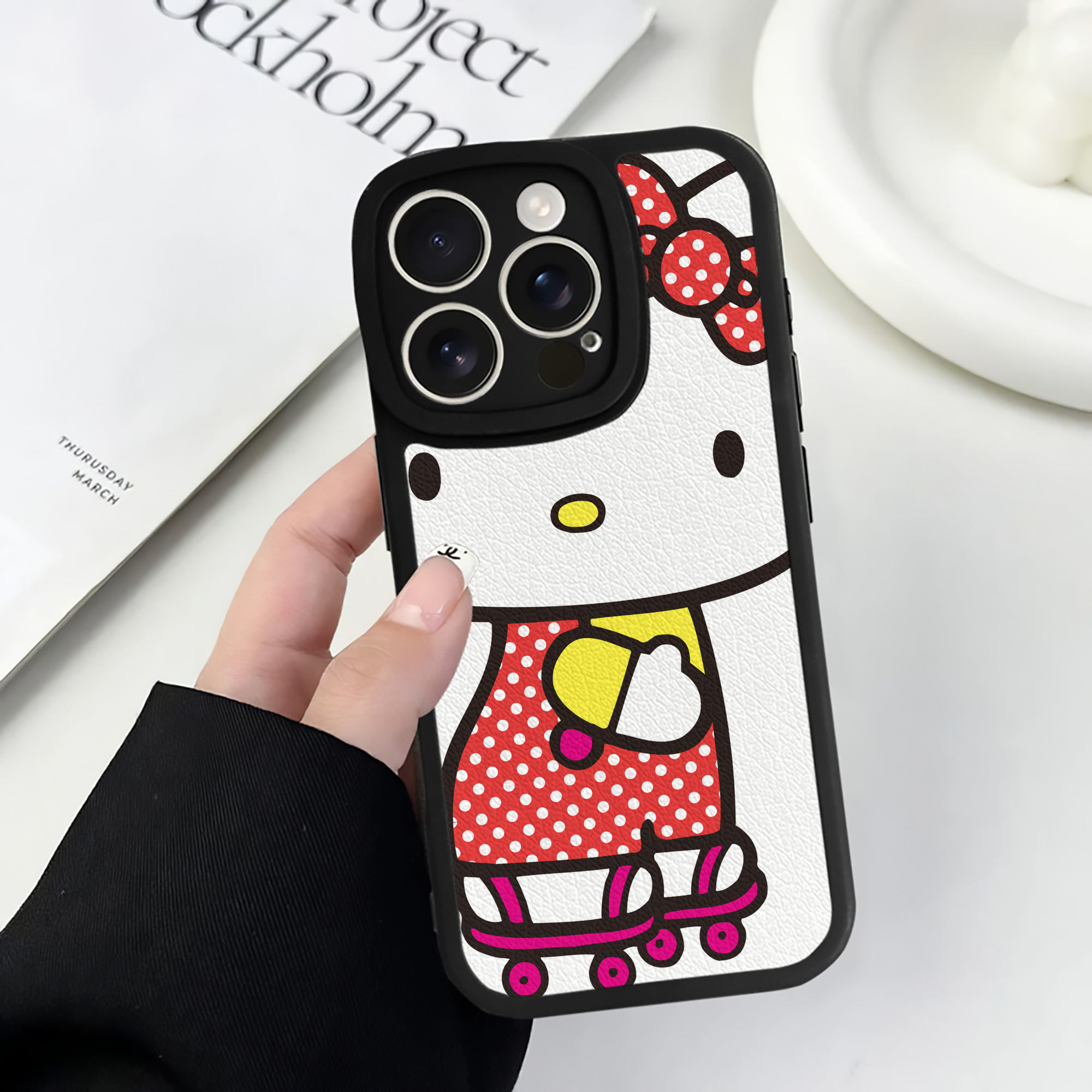 （画像用） Hello Kitty ハローキティ 【iPhone 16シリーズ対応】シリコンスマホケース（レザー調） 材質：シリコン